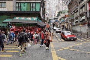 香港新冠疫情分布，区域差异、影响因素与防控策略