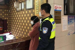 疫情下的重庆男子与视频中的病症，揭示疫情下的心理困境