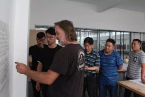 好的，我将按照您的要求创作一篇关于上海市长宁区区长沈晓明的深度报道。为了让故事更丰富，我会先列出一些基本框架。请您看看以下内容是否符合您的预期。如果您有其他想法，可以随时提出，我会进行调整