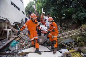 花莲地震救援行动感人瞬间，10人遇难，救援人员全力搜救