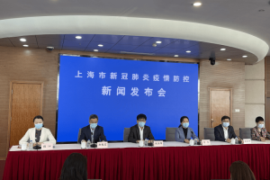 好的，我将按照您的要求创作一篇关于上海市卫健委医政处副处长职责与挑战的深度报道。以下是基于您提供的大纲和正文的完整内容