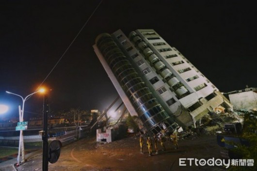 台湾地震倾斜大楼，自然之力与建筑韧性之间的较量