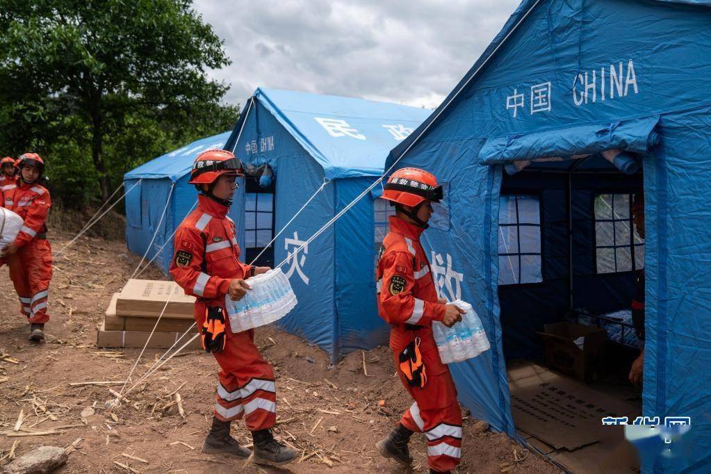 台湾地震直播主持，在灾难面前传递希望与力量的声音
