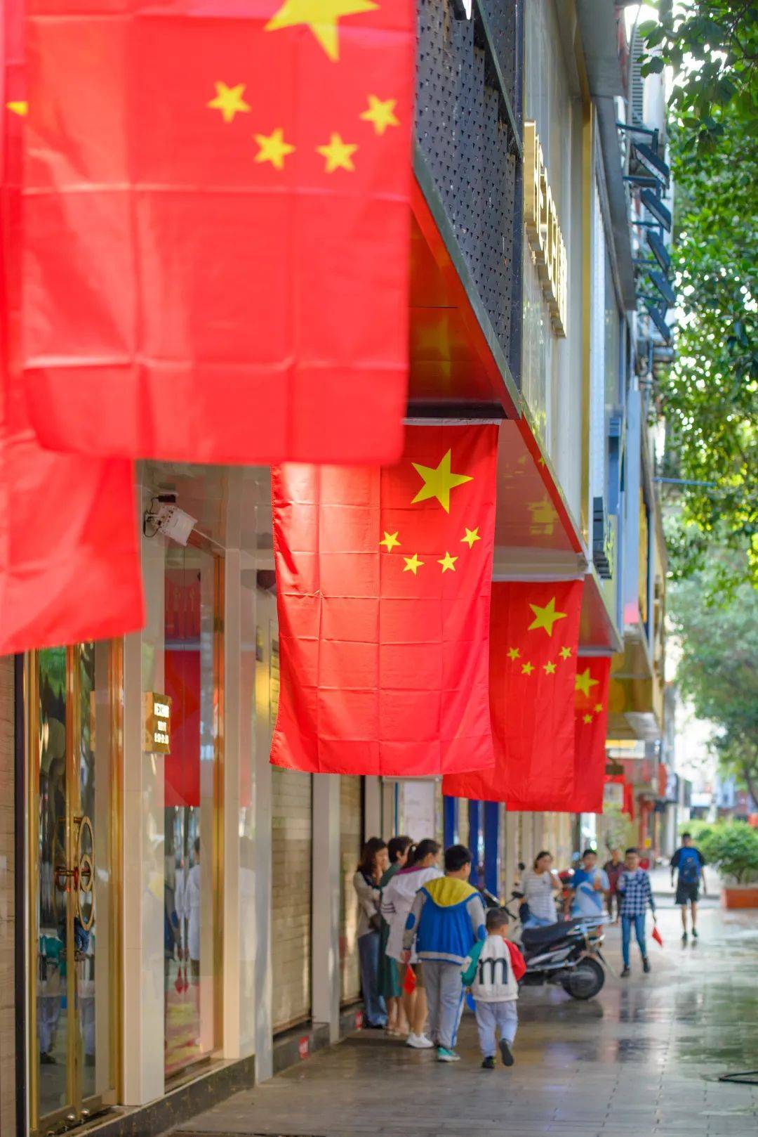 疫情之下，江苏省店铺挂起国旗共克时艰