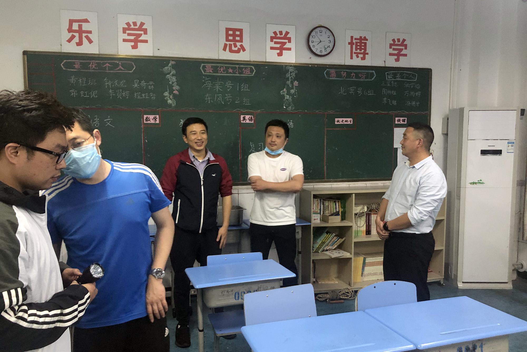 重庆与上海的防疫政策对比研究