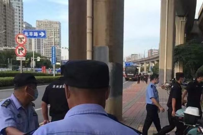 上海与重庆，疫情下的双城记
