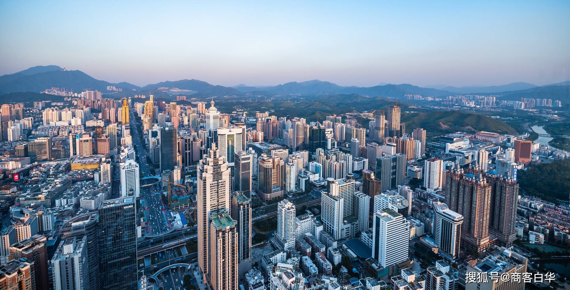 广州与上海，疫情下的城市治理与民生百态