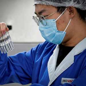 疫情下的中国行动，北京疫苗研发与郑州接种的双城记