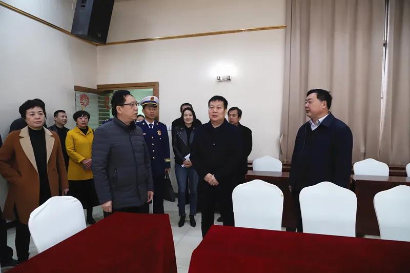 疫情下的中国防疫新篇章，北京疫苗研发与上海接种模式的双城启示