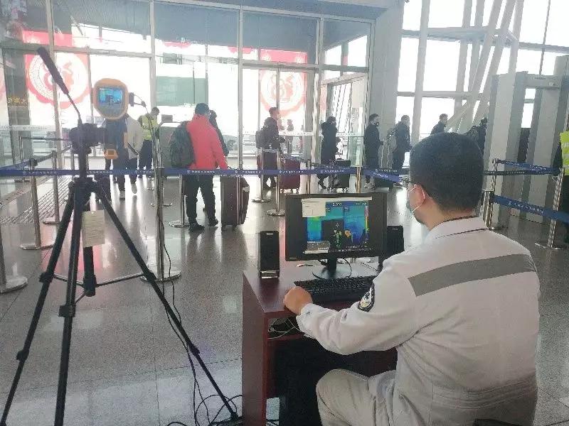 广州地铁佩戴口罩，防疫常态下的城市交通新规范