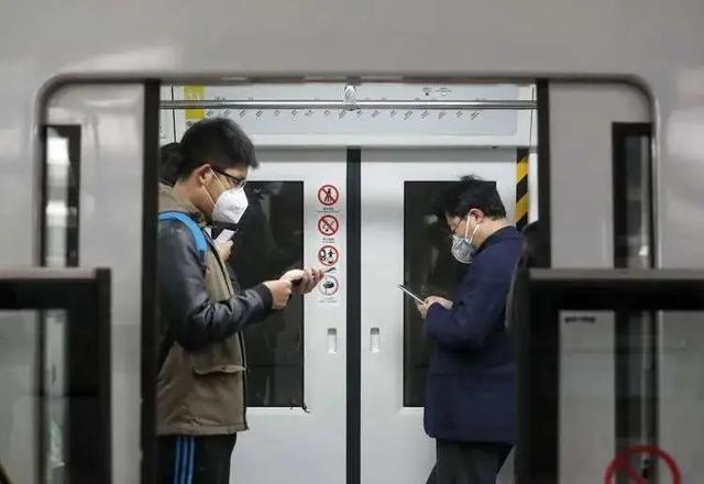 北京地铁不戴口罩被警方带走，防疫政策与个人自由的边界探讨