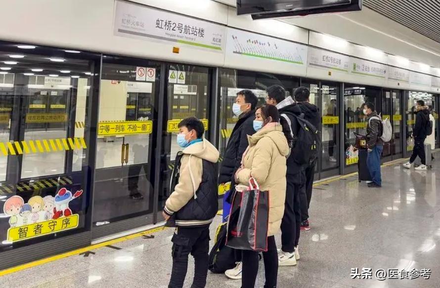 北京地铁不再强制佩戴口罩，新常态下的出行变化与思考