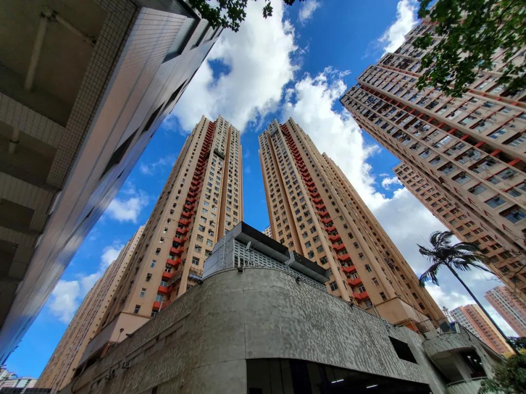 香港疫情行动轨迹，防控策略、社会影响与未来启示