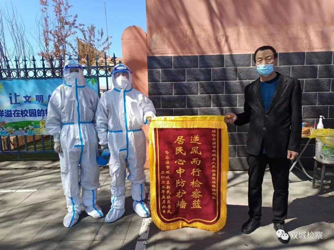 上海与北京，疫情下的双城记—防控策略、社会反应与未来启示